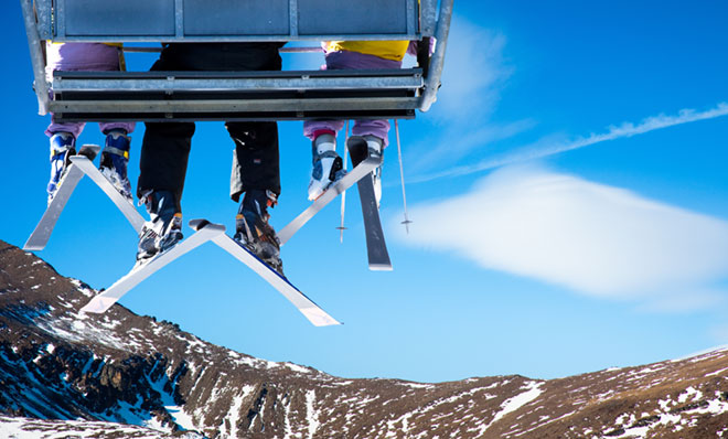 Tres personas en un teleférico de esquí. Contemple el panorama de la Certificación de Orgánicos con QAI.