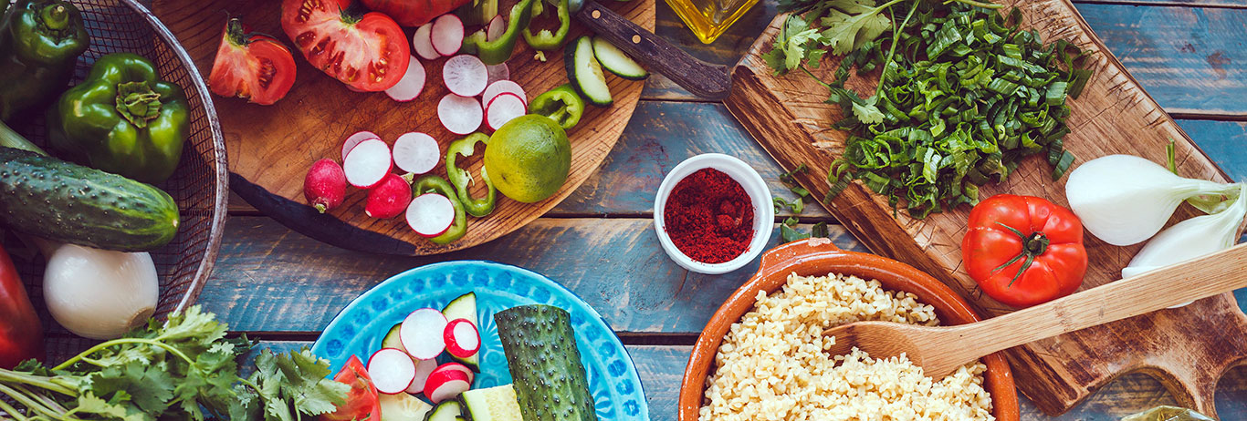 Alimentos en una mesa. QAI certifica una amplia variedad de cultivos, de animales de producción y de operaciones de procesamiento de alimentos.